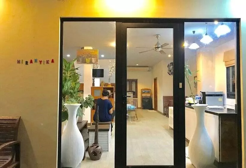 ユースホステル Hiranyika Cafe And Bed