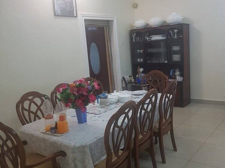 Rayoni Guesthouse B&b