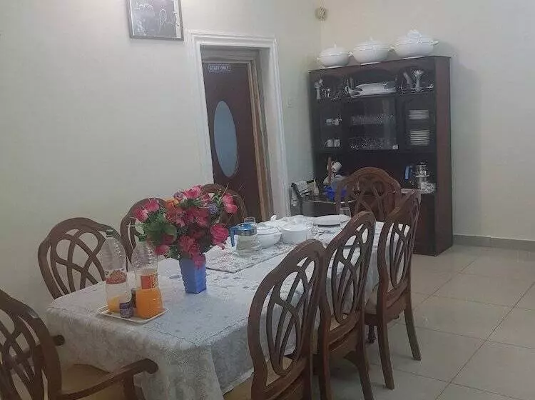 Rayoni Guesthouse B&b