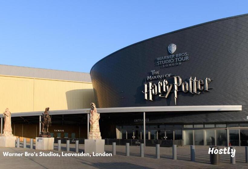 Albatross House   Comfy Home With Parking