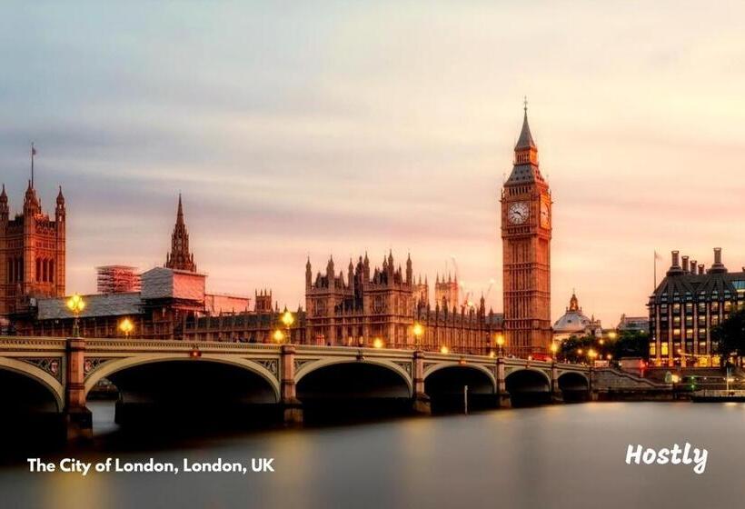 Albatross House   Comfy Home With Parking