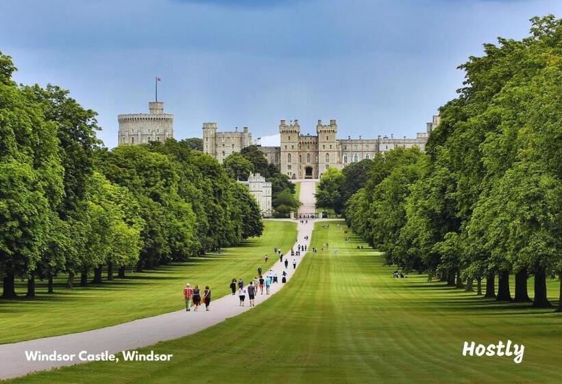 Albatross House   Comfy Home With Parking