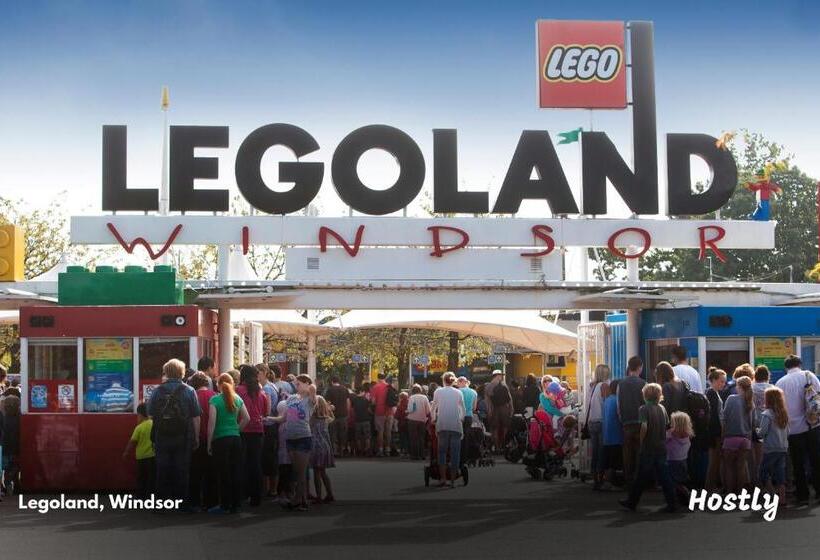 Albatross House   Comfy Home With Parking