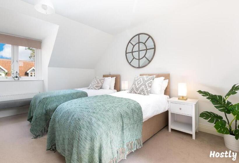 Albatross House   Comfy Home With Parking