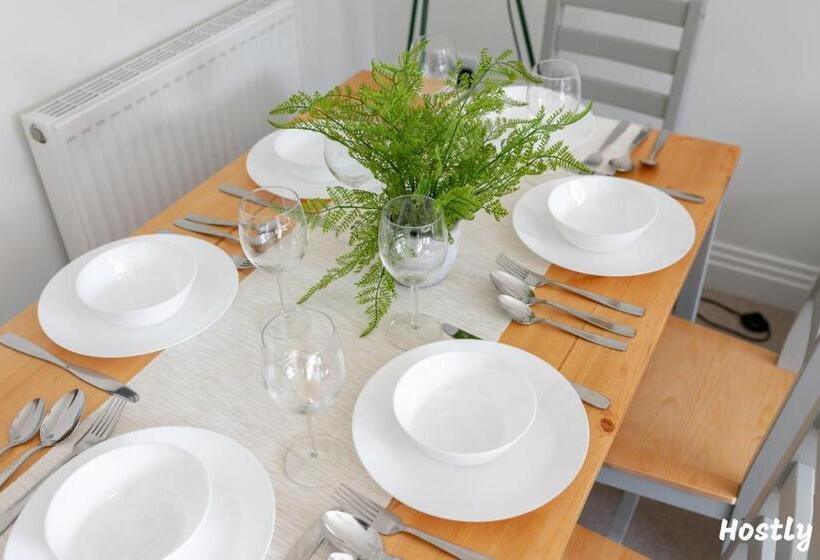 Albatross House   Comfy Home With Parking