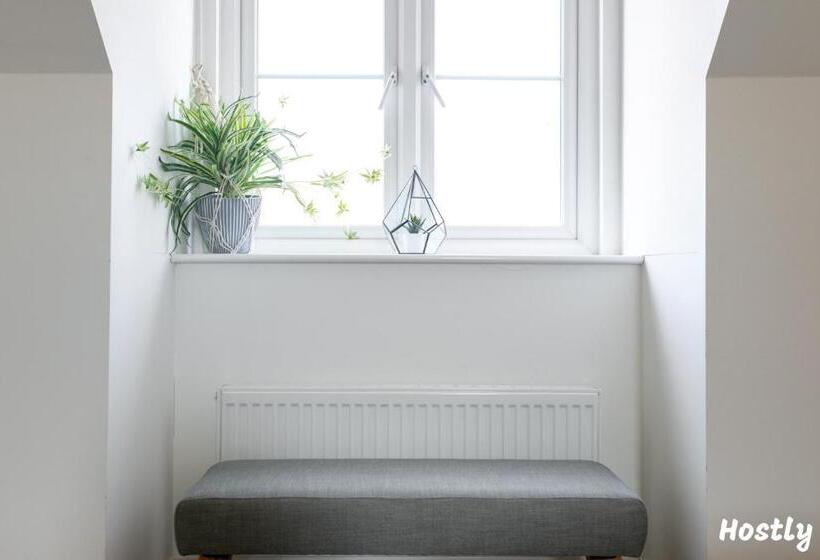 Albatross House   Comfy Home With Parking