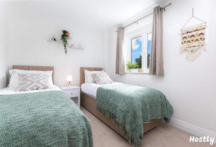 Albatross House   Comfy Home With Parking