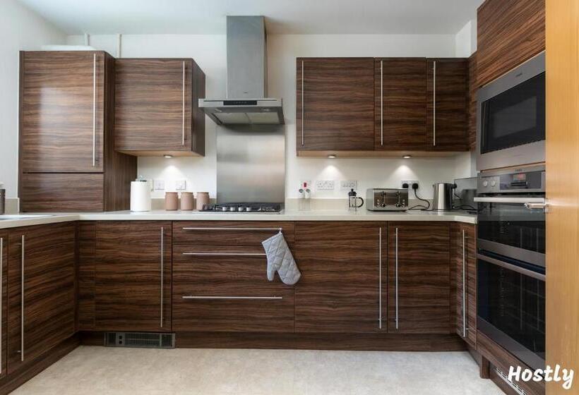 Albatross House   Comfy Home With Parking