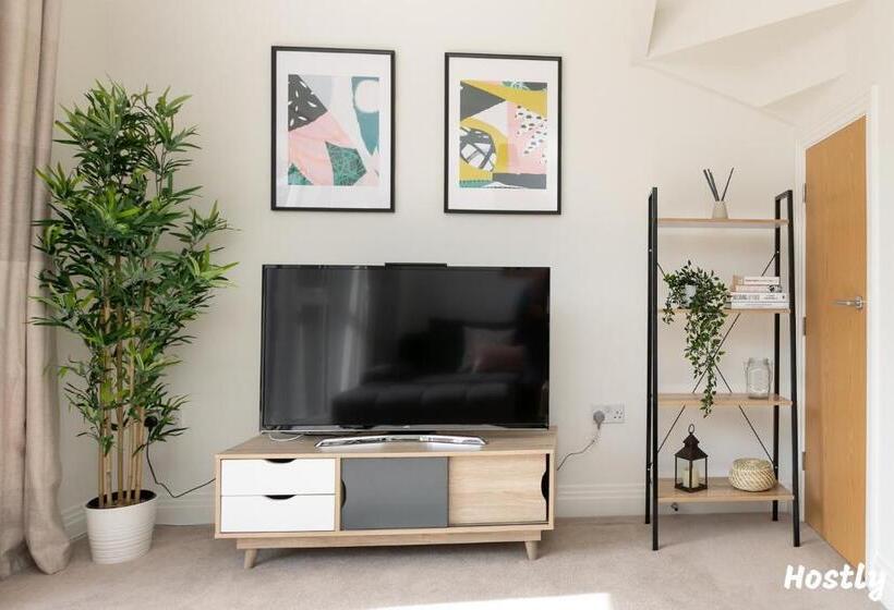 Albatross House   Comfy Home With Parking