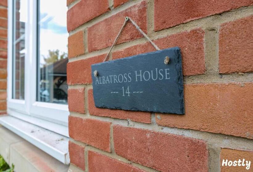 Albatross House   Comfy Home With Parking