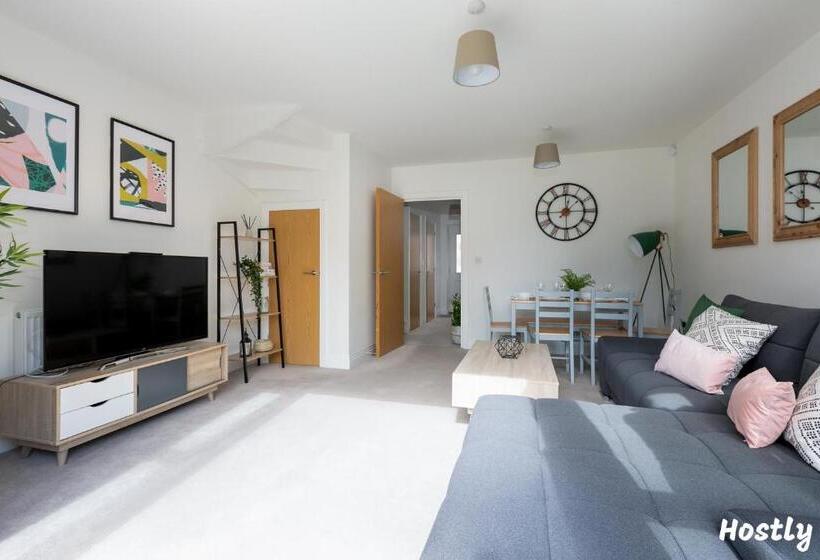 Albatross House   Comfy Home With Parking