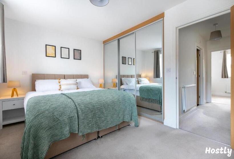 Albatross House   Comfy Home With Parking