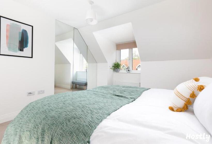 Albatross House   Comfy Home With Parking