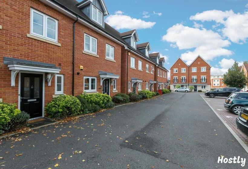 Albatross House   Comfy Home With Parking