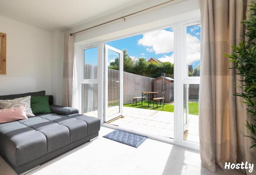 Albatross House   Comfy Home With Parking