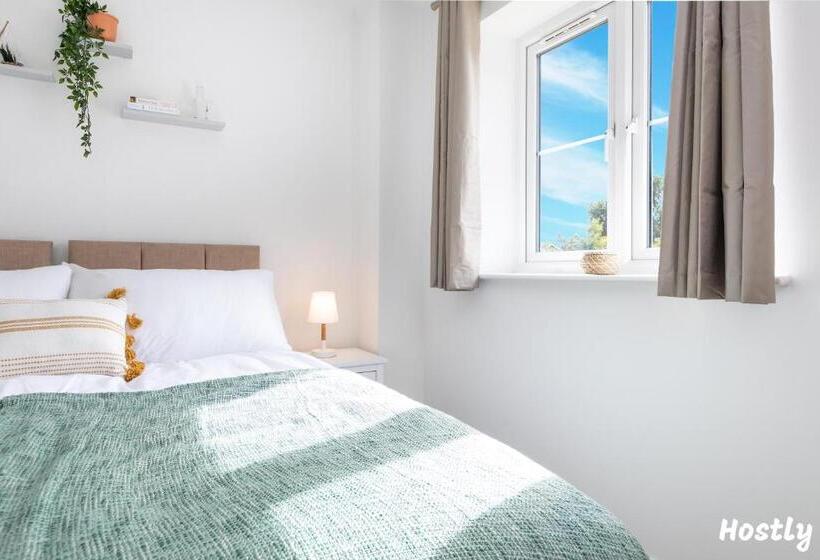 Albatross House   Comfy Home With Parking