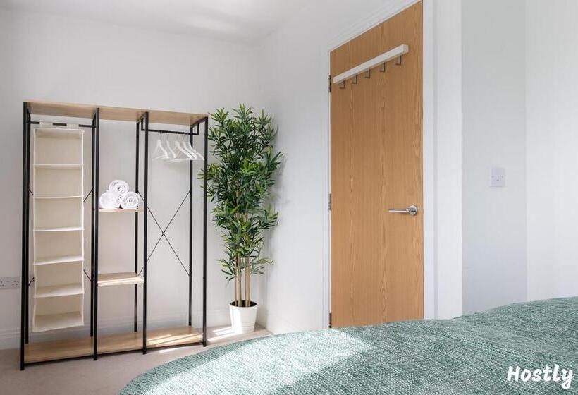 Albatross House   Comfy Home With Parking