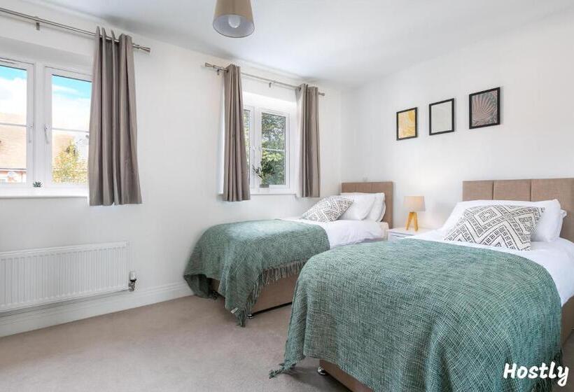 Albatross House   Comfy Home With Parking