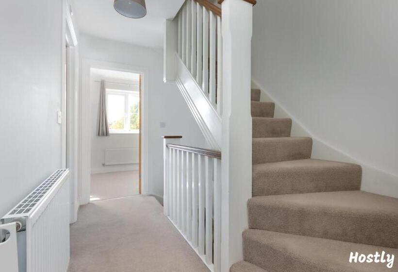 Albatross House   Comfy Home With Parking