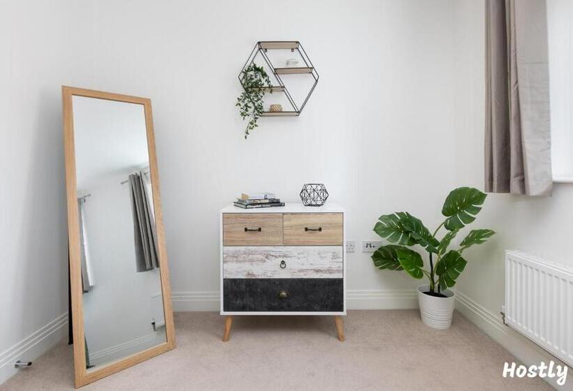 Albatross House   Comfy Home With Parking