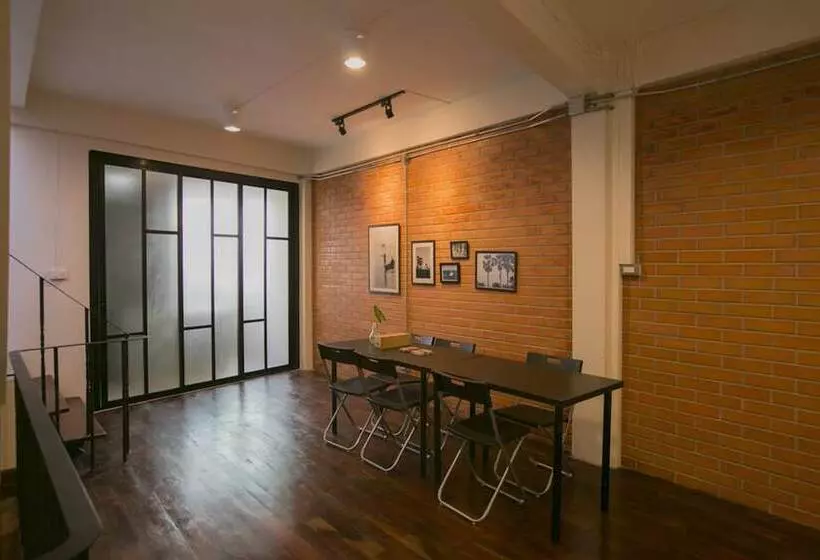 هتل Chedi View Hostel & Rooftop Bar