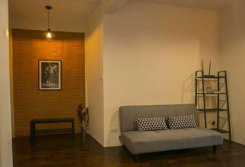 هتل Chedi View Hostel & Rooftop Bar