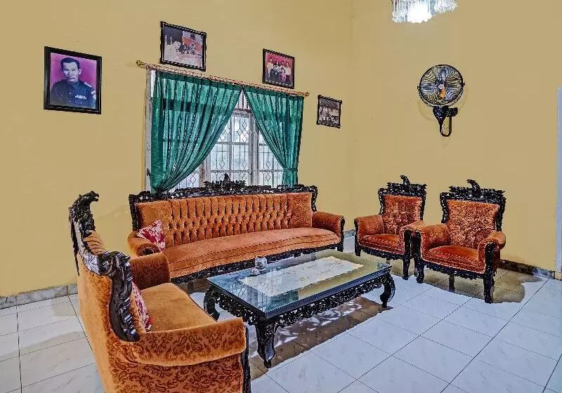 ホテル Oyo 3205 Penginapan Mikial Ismi Kayuagung