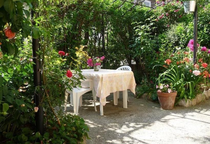 L Oustal By Gites De France