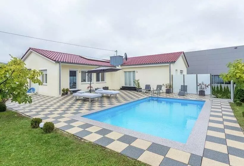 Gorgeous Apartment In Markdorf With Swimming Pool