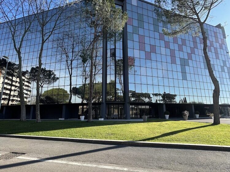 פונדק Mercure Roma Cinecitta