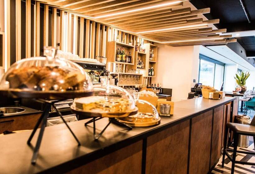 פונדק Mercure Roma Cinecitta