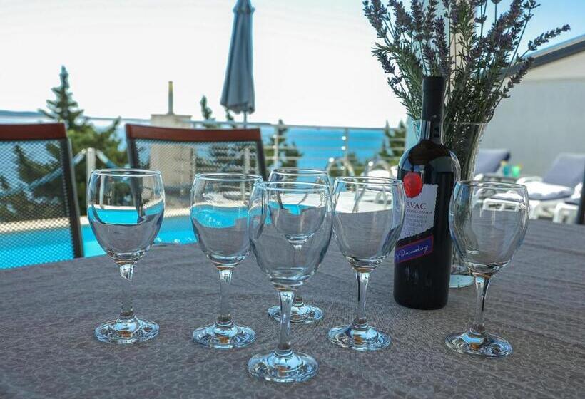 Luxury Apartment With Heated Pool In Starigrad