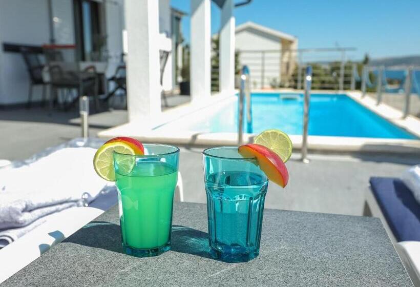 Luxury Apartment With Heated Pool In Starigrad