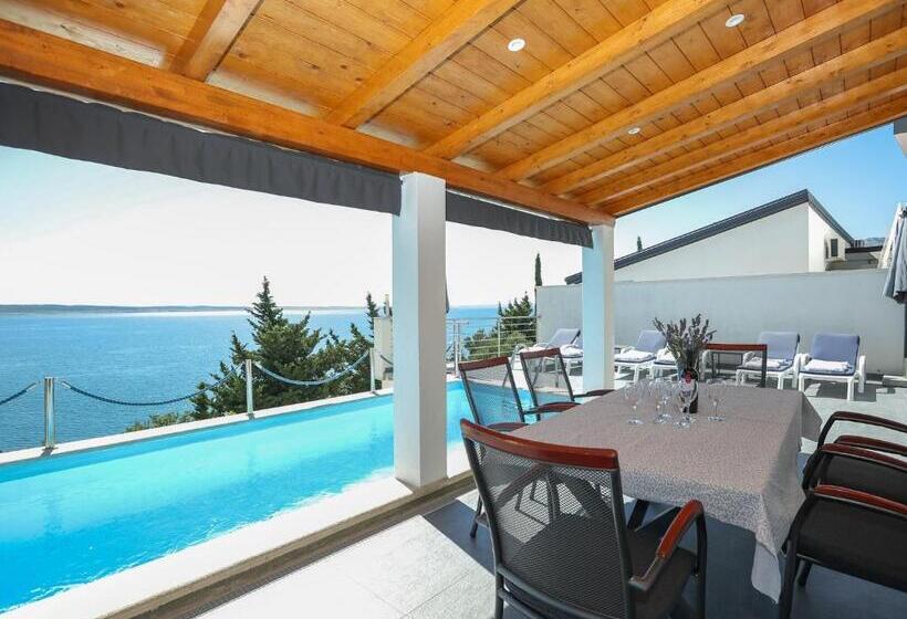 Luxury Apartment With Heated Pool In Starigrad