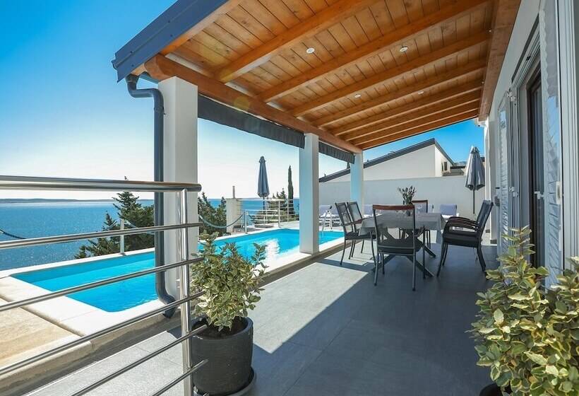 Luxury Apartment With Heated Pool In Starigrad