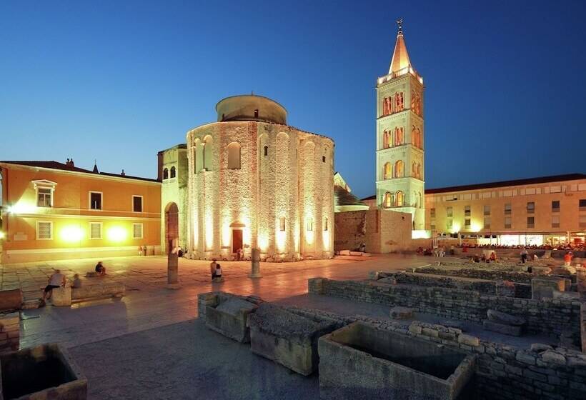 Luxury Apartment With Heated Pool In Starigrad