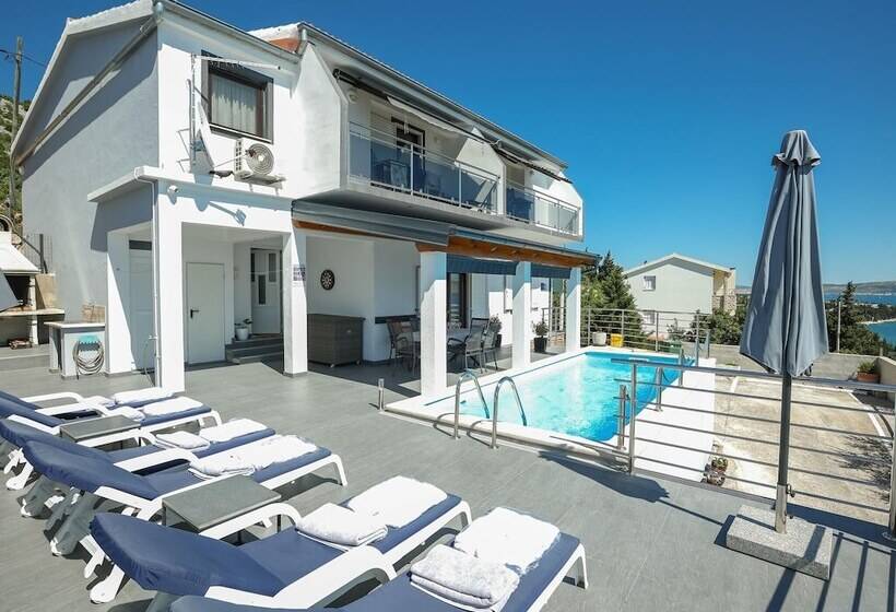 Luxury Apartment With Heated Pool In Starigrad