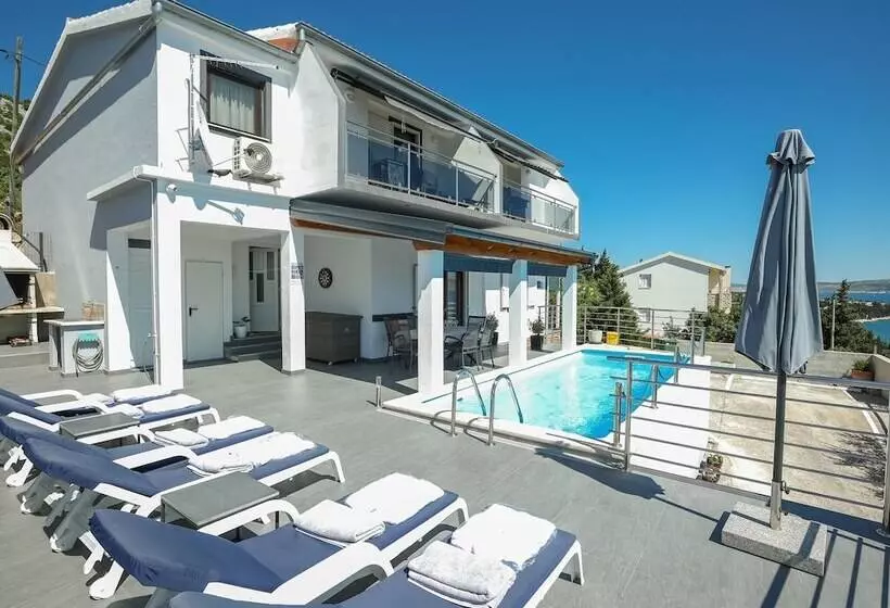 Luxury Apartment With Heated Pool In Starigrad
