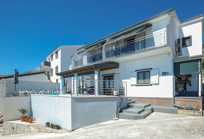 Luxury Apartment With Heated Pool In Starigrad