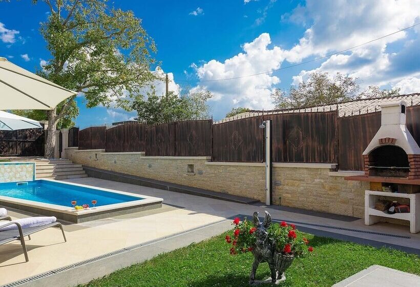 Luxury And Modern Villa With A Pool