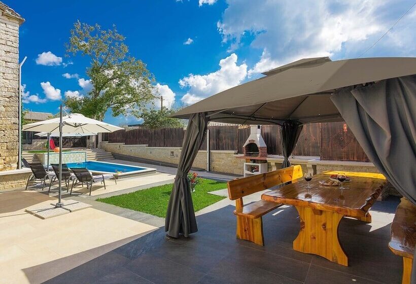 Luxury And Modern Villa With A Pool