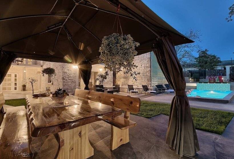 Luxury And Modern Villa With A Pool