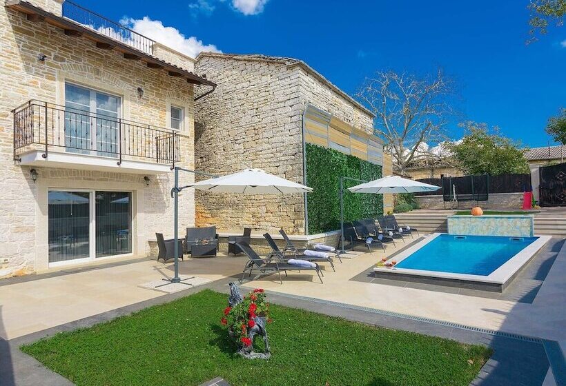 Luxury And Modern Villa With A Pool