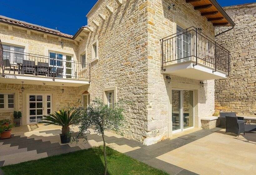 Luxury And Modern Villa With A Pool