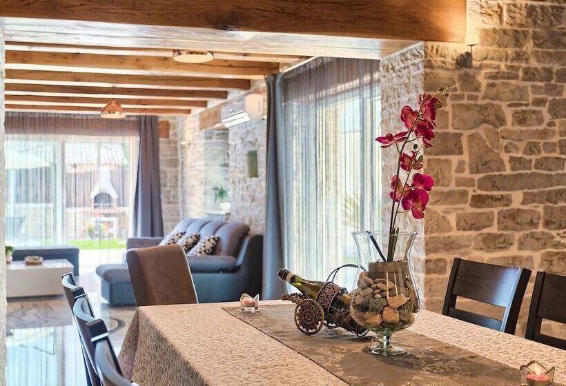 Luxury And Modern Villa With A Pool