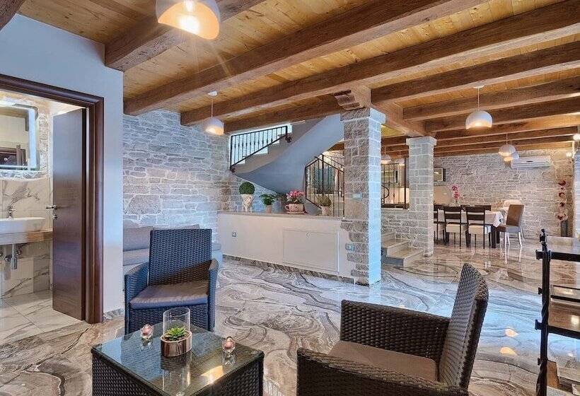 Luxury And Modern Villa With A Pool