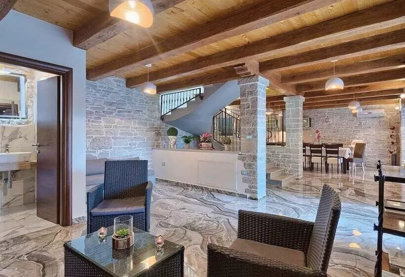 Luxury And Modern Villa With A Pool