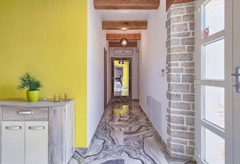 Luxury And Modern Villa With A Pool