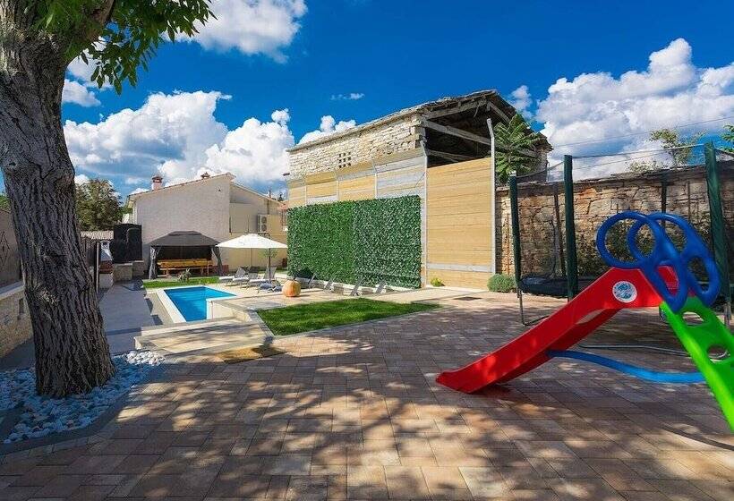 Luxury And Modern Villa With A Pool