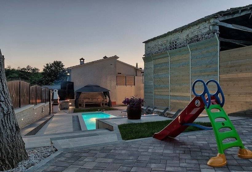 Luxury And Modern Villa With A Pool